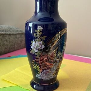 4/$100 Elegant Blue and Gold Vase with Floral Design 💙